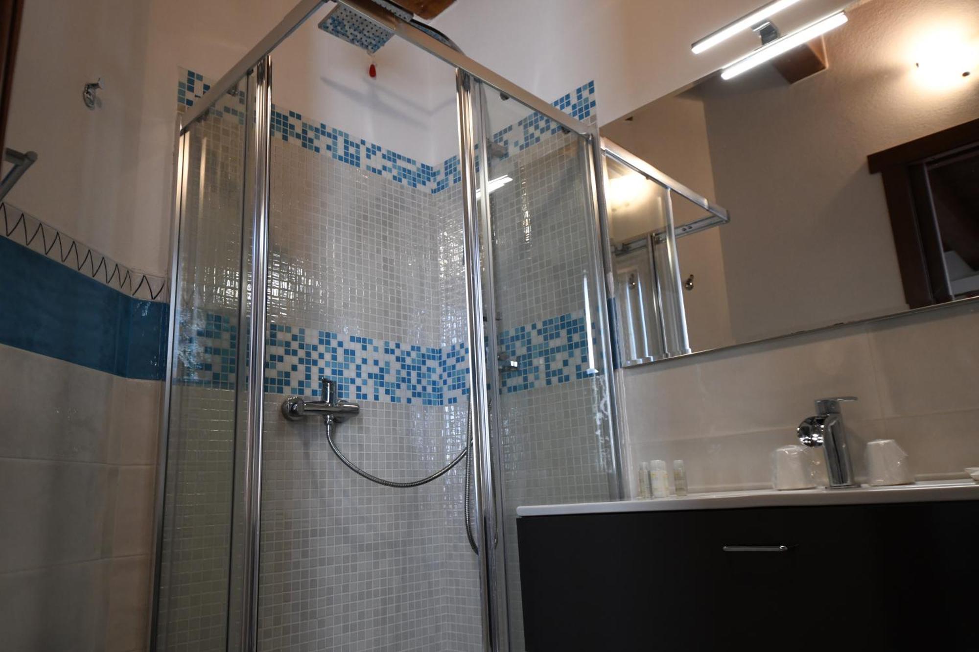 Family Room with Shower,1584689337:JPEG