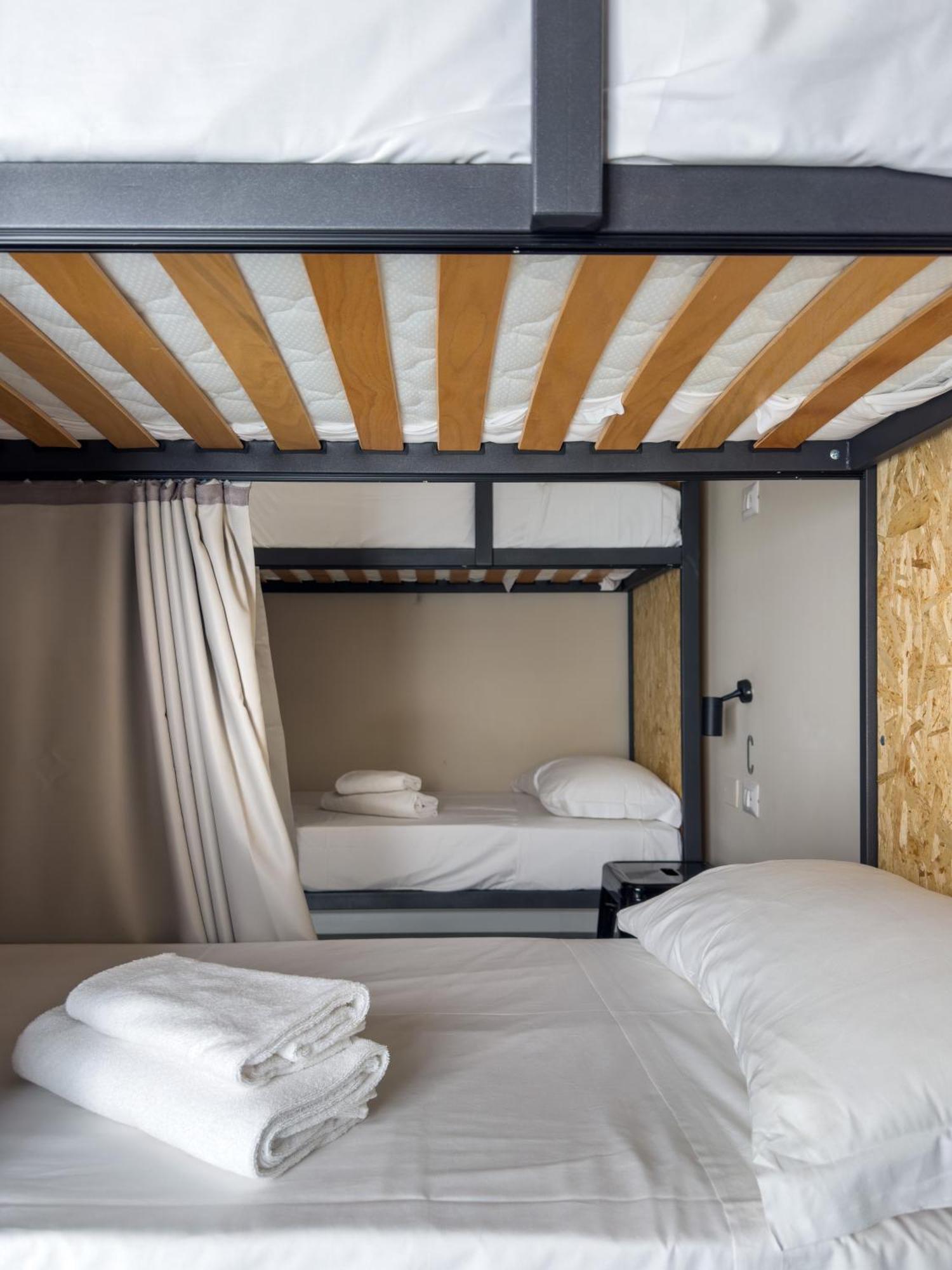 Posto Letto in Dormitorio Femminile con 6 Letti
